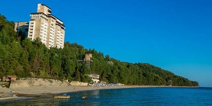 Вид на здание пансионата с пляжа
